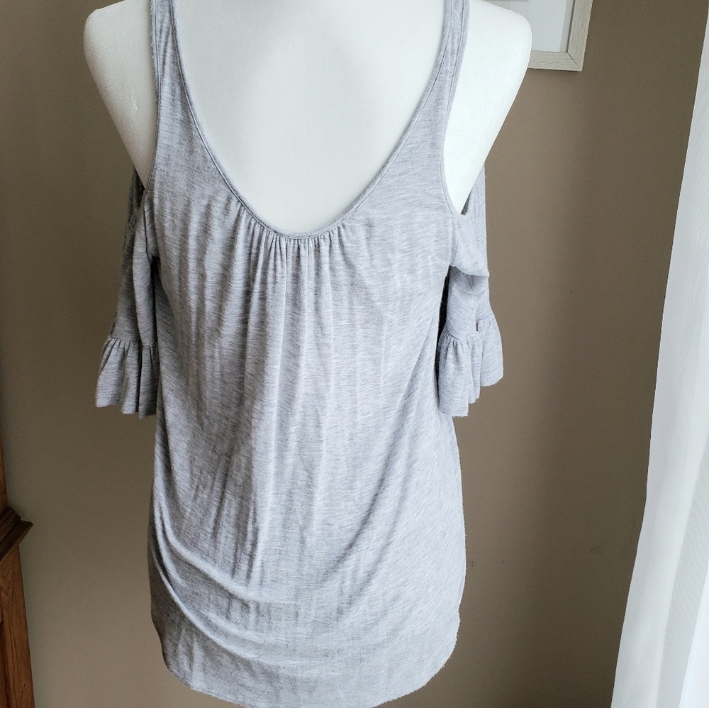 🌷Zenana Outfitters grey cold shoulder top - Picture 4 of 7